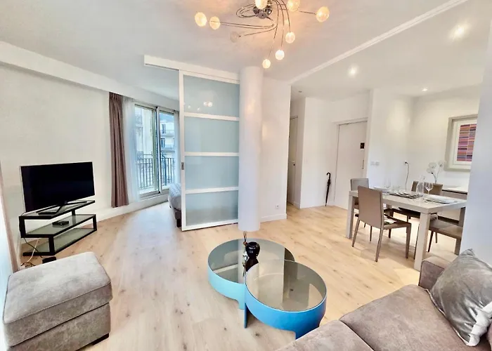 Luxury Apt, Eiffel View, Golden Triangle דירה פריז