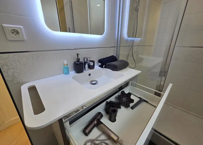 Luxury Apt, Eiffel View, Golden Triangle Paris