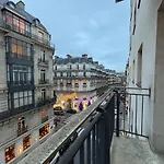 Luxury Apt, Eiffel View, Golden Triangle